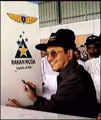 Malaysian Prime Minister YAB Dato Seri Dr Mahathir bin Mohamad signs his name to the ZODIAC rudder.